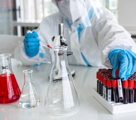 cientificos-microbiologos-traje-ppe-mascara-facial-sostienen-tubo-ensayo-sangre-recolectada-pacientes-covid19-crear-vacuna-contra-coronavirus-60388-715.jpg